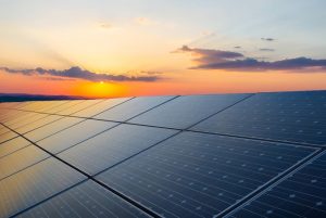 A energia solar tem despertado muitas dúvidas em várias pessoas, ainda mais aqueles que buscam reduzir os custos na conta de luz