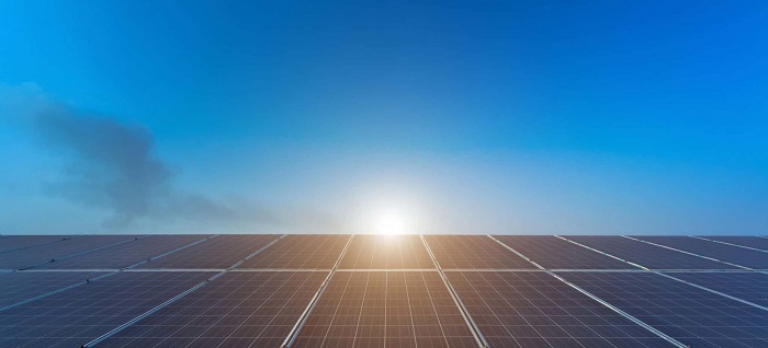 Para obter energia solar em uma empresa, é preciso instalar um sistema fotovoltaico que gera energia elétrica limpa e segura