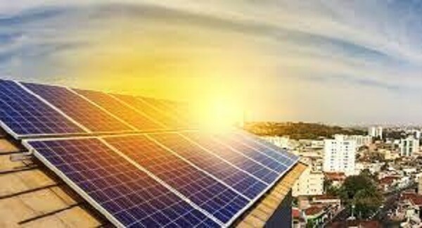 No momento de escolher o sistema fotovoltaico que melhor se encaixa às necessidades de sua casa ou comércio, é bem provável que você já tenha se deparado com os termos on grid e off grid.