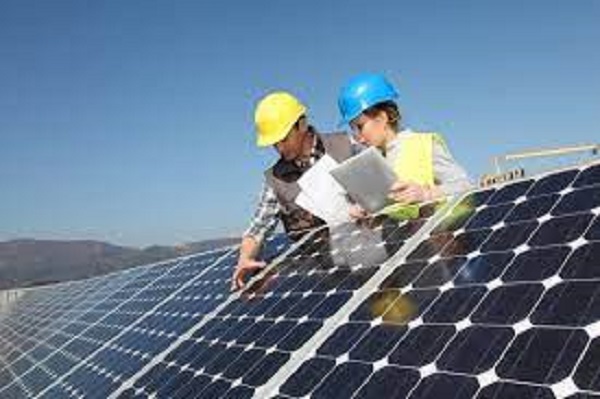  O avanço da tecnologia e a forma como os sistemas fotovoltaicos tornaram-se mais populares são pontos que contribuíram para reduzir os custos desses sistemas