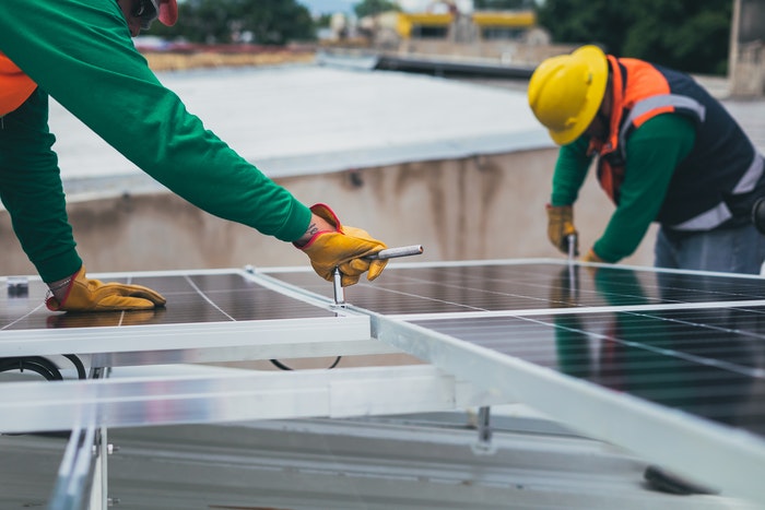 O sistema de placa solar fotovoltaico tem trazido diversas vantagens econômicas para quem o adquire, além de ser um sistema completamente seguro tanto para o consumidor quanto para o meio ambiente por ser uma fonte de energia limpa.