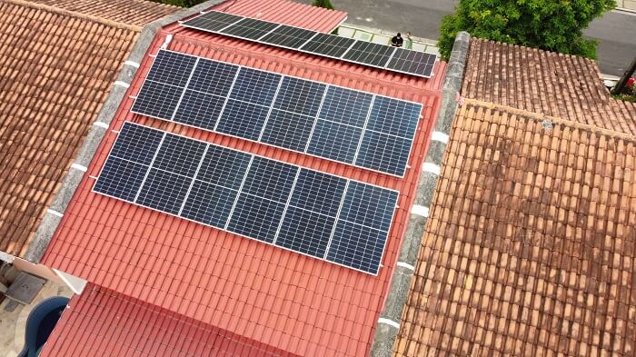 placa solar fotovoltaica instalada no telhado de casa, entenda o que é necessário saber a respeito