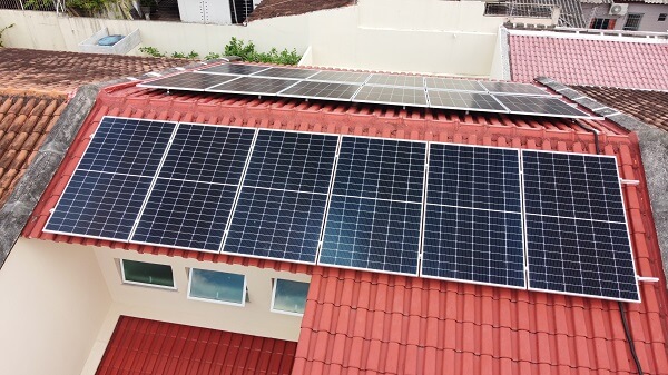 é necessário reforço no telhado para suportar as placas solares?