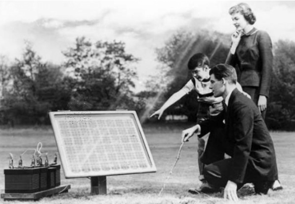 o primeiro painel de células fotovoltaicas foi desenvolvido no fim do século 19 nos Estados Unidos da América pelo inventor Charles Fritts